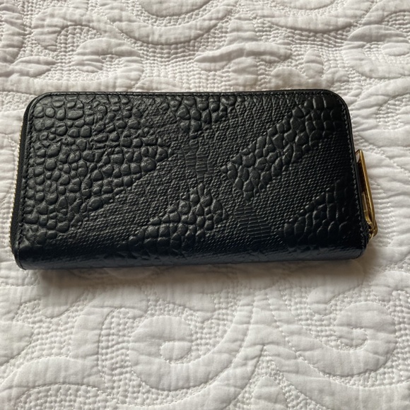 Burberry Embossed Check Signature wallet - Picture 2 of 16